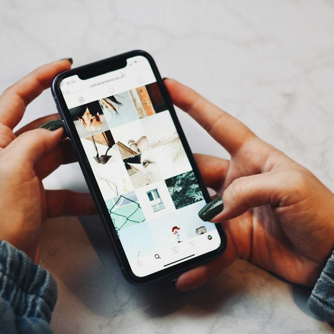Condômino acessando o portal da L&R pelo smartphone